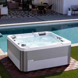 Acacia Lounge (in Alpine White/Lunar Gray)